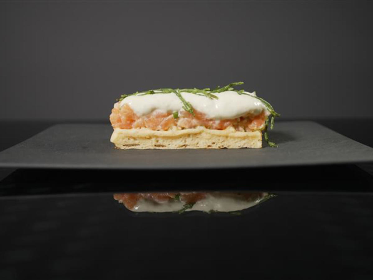 Lachstatar auf einer herzhaften Waffel mit Gurken-Espuma und Queller