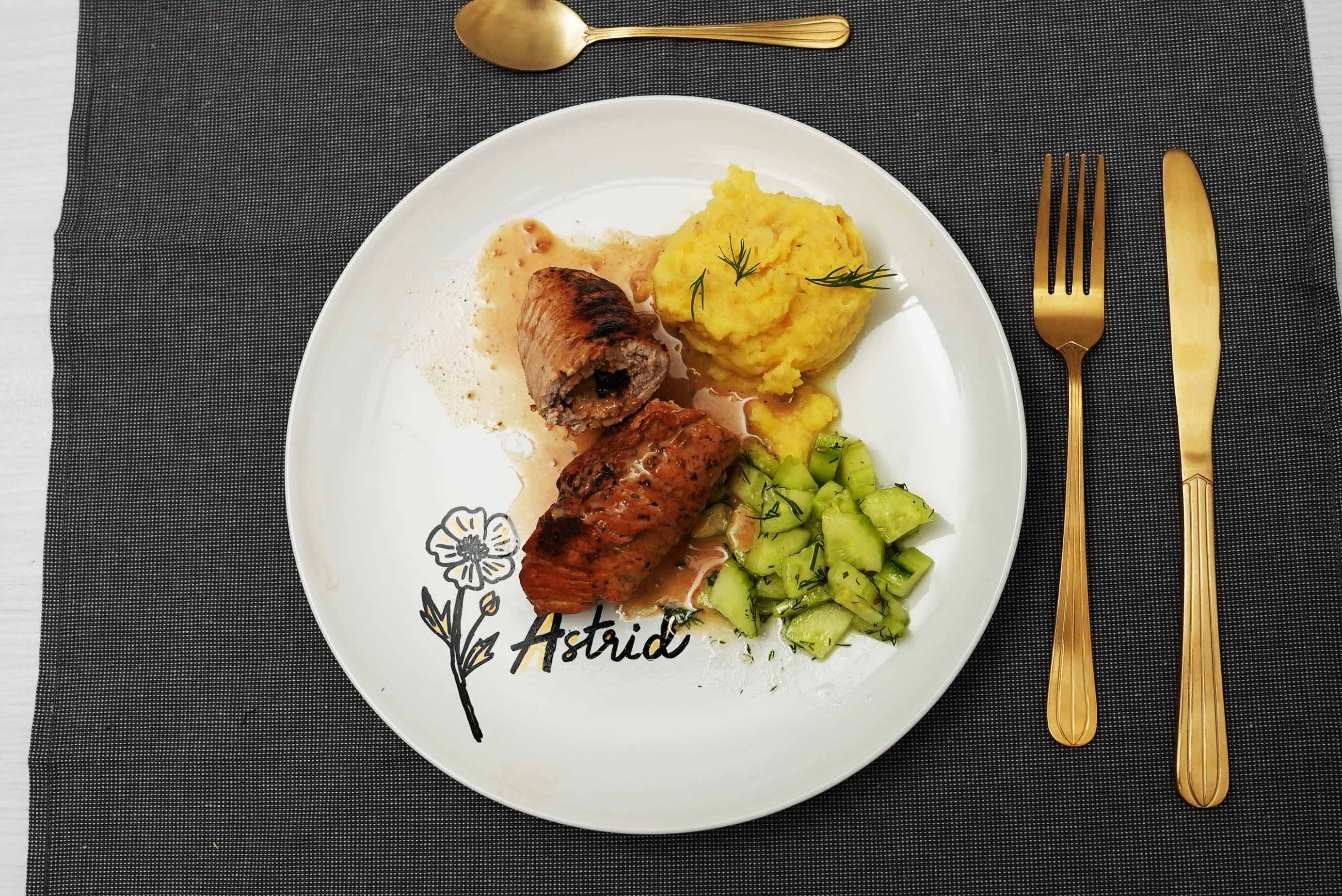 Geschmorte Roulade mit Kartoffel-Sellerie-Stampf und Gurkensalat