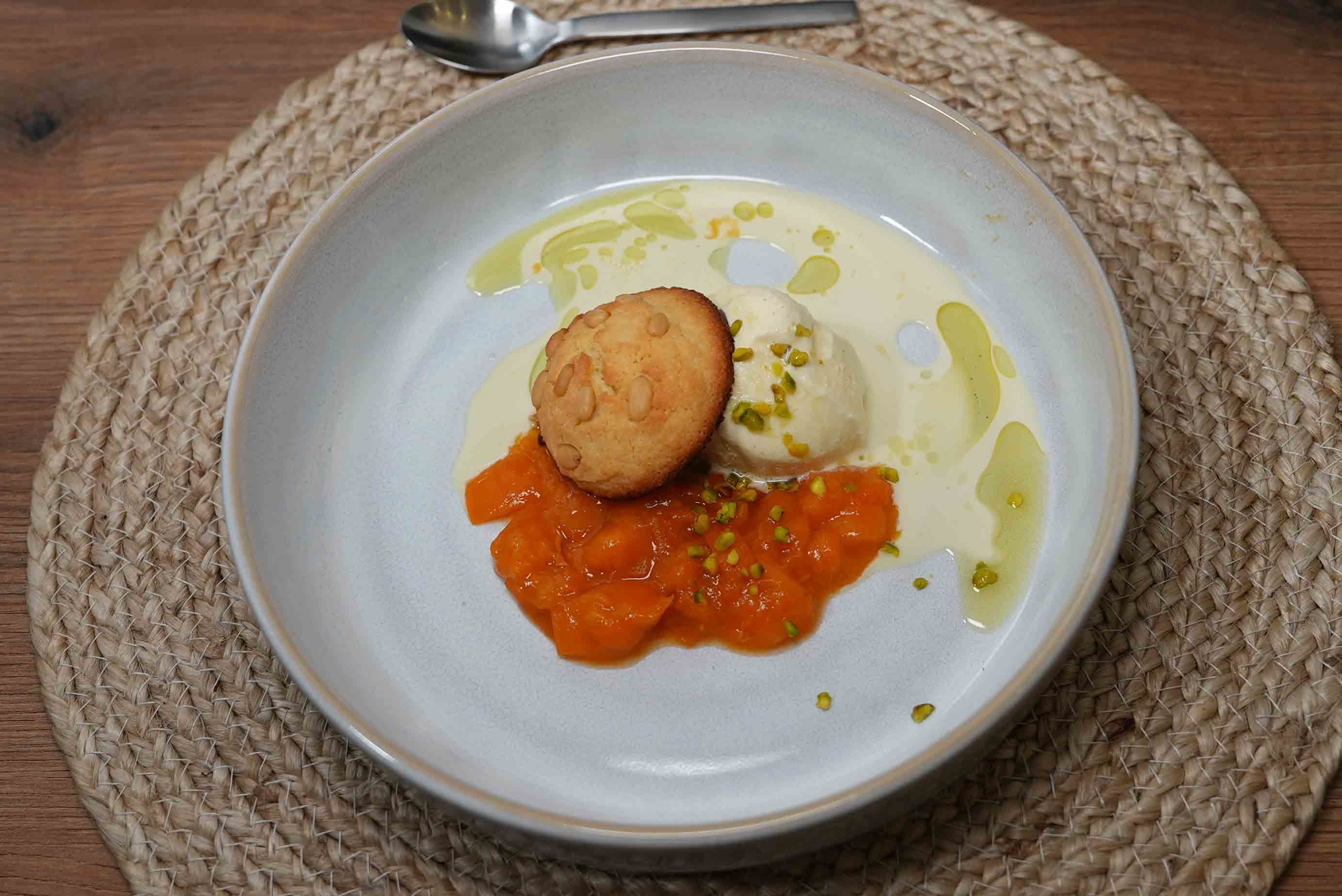 Vanilleeis mit Aprikosen-Ragout und Mandel-Pinienkern-Keksen