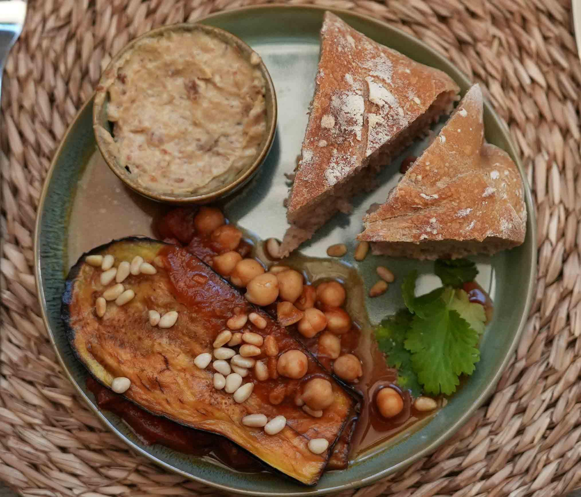 Auberginen-Kichererbsen-Sandwich mit Tomaten-Ragout, Brot und Dattel-Dip