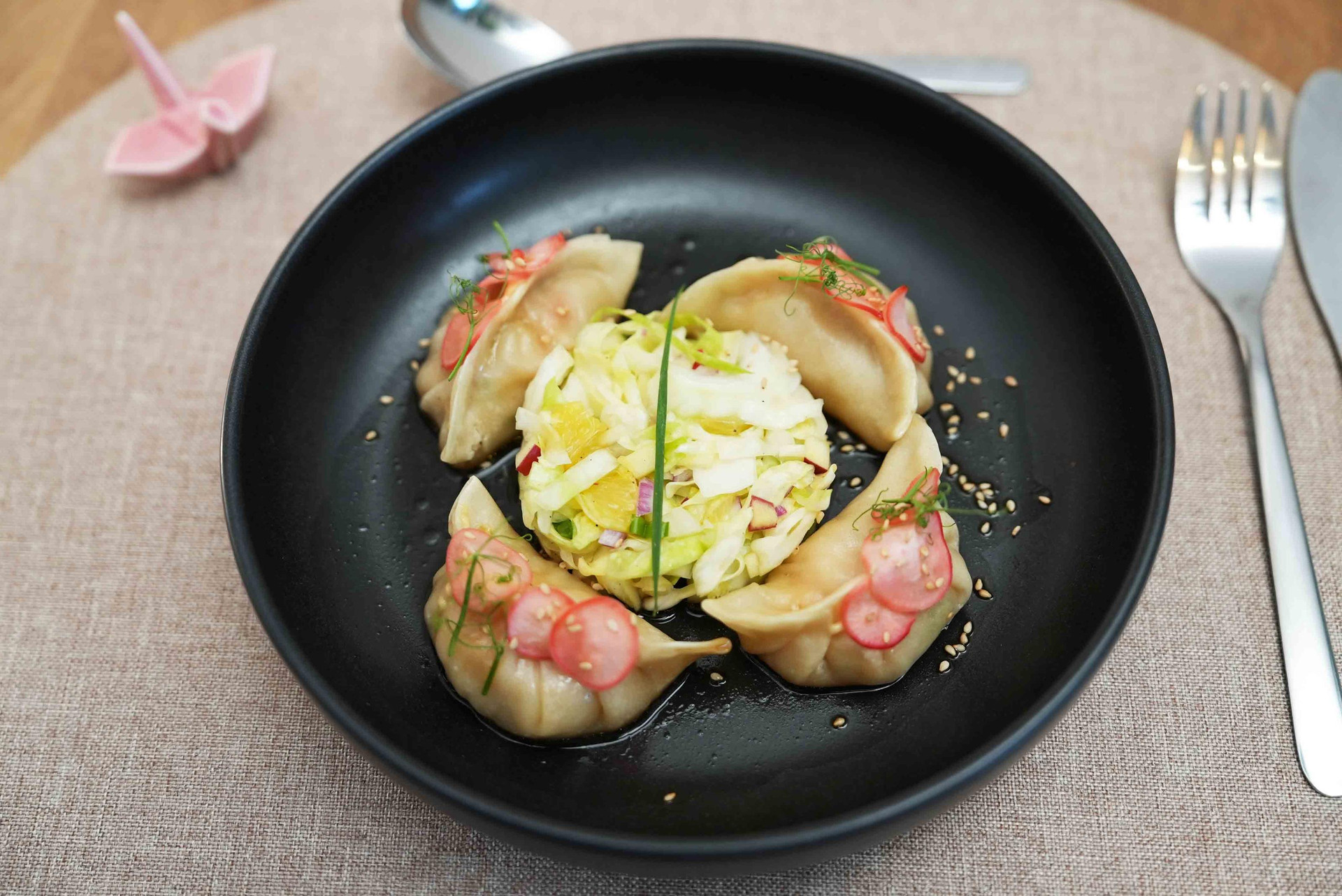 Shrimps-Gyoza mit Yuzu-Soja-Sud, Yuzu-Majo, Spitzkohlsalat und gepickelten Radieschen