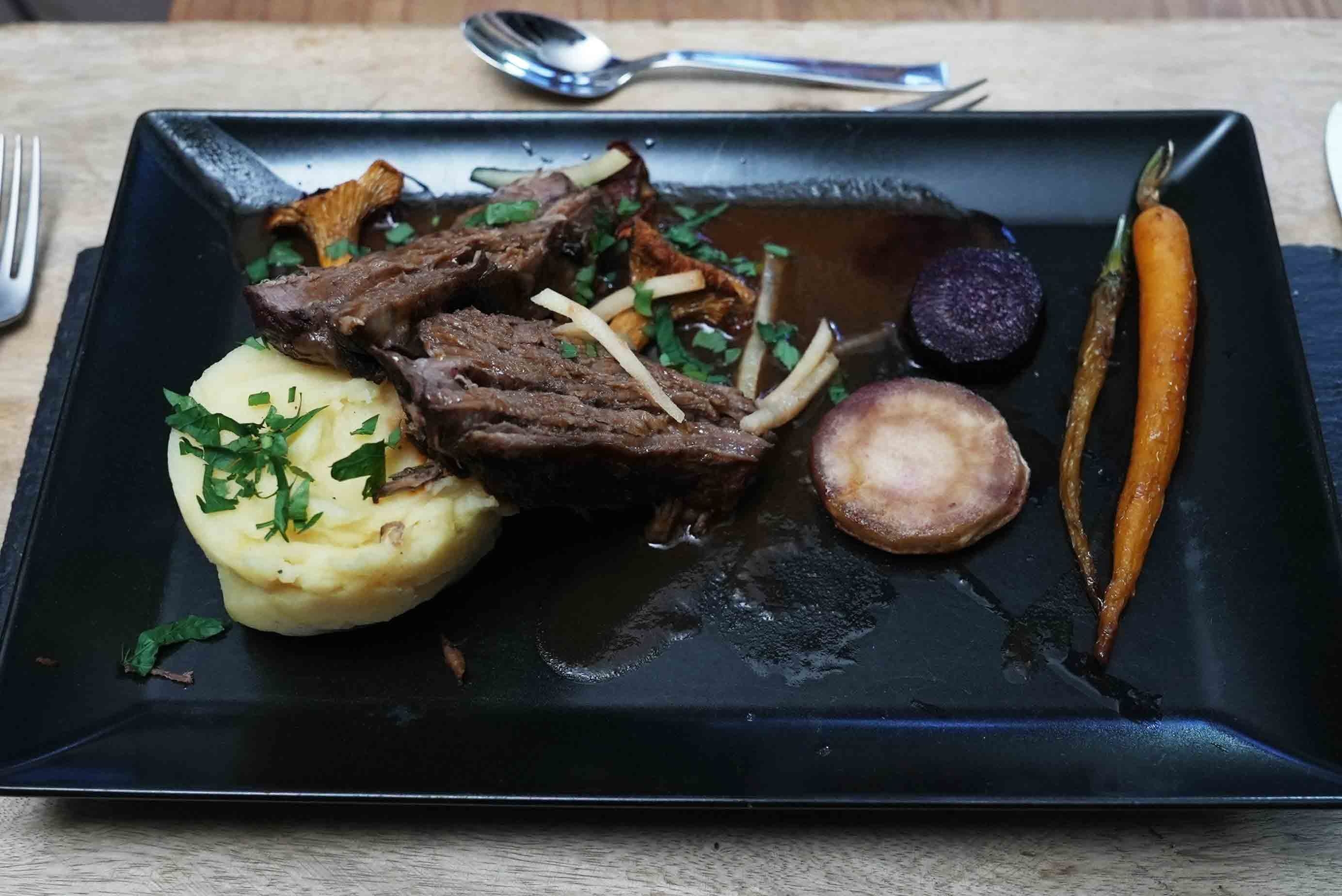 Geschmorter Rinderbraten mit Apfeljus, glasiertem Gemüse, Pfifferlingen & Stampf