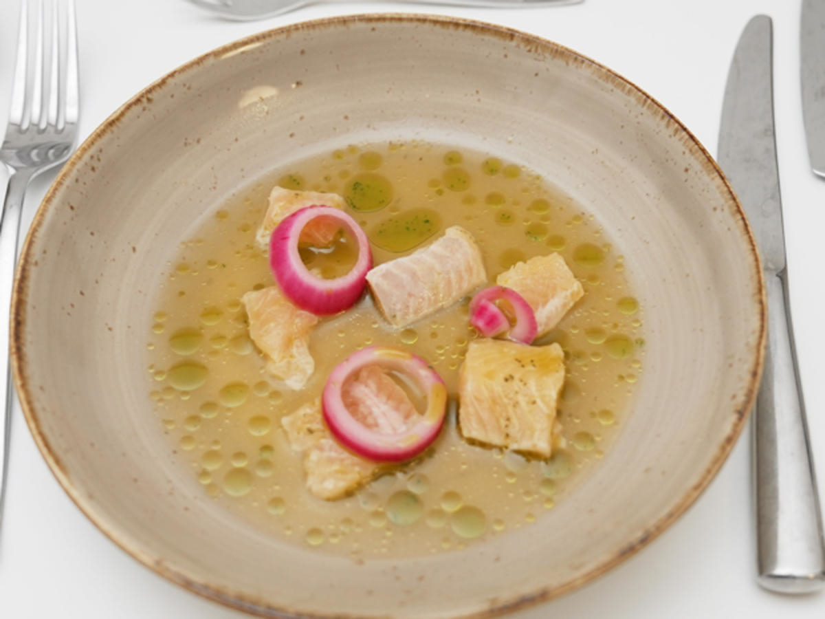 Saiblings-Ceviche mit Mango-Leche de Tigre, Korianderöl & eingelegten Zwiebeln