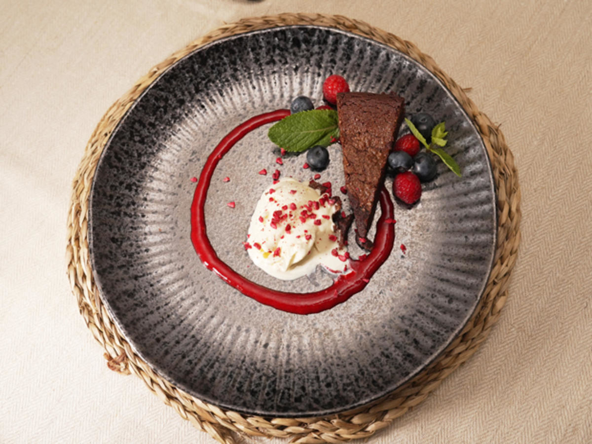 Schokotarte mit Vanille-Tonka-Eis und Himbeer-Coulis