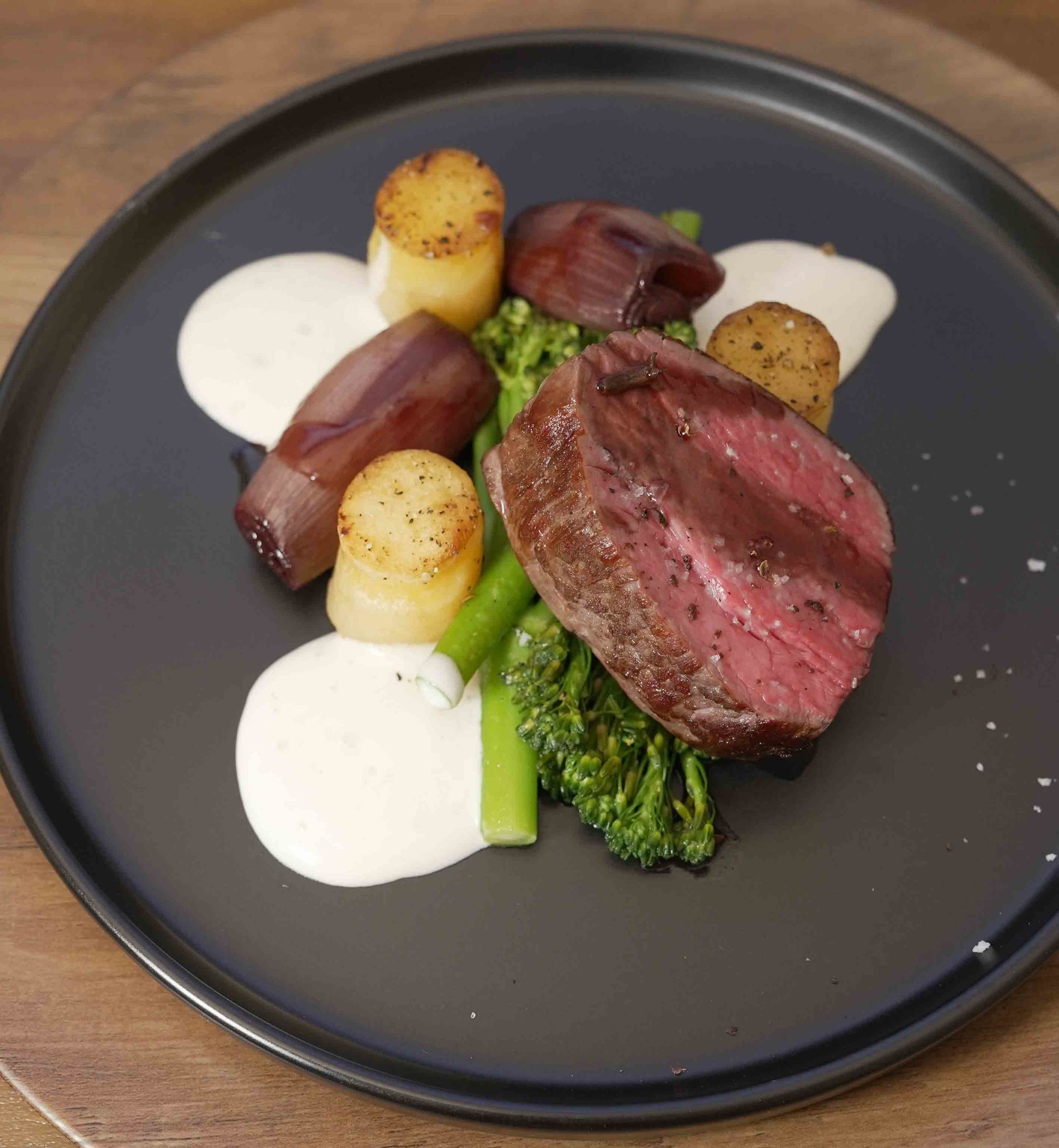 Rinderfilet mit Rotweinschalotten, Kartoffeln, wilder Brokkoli und Parmesanschaum