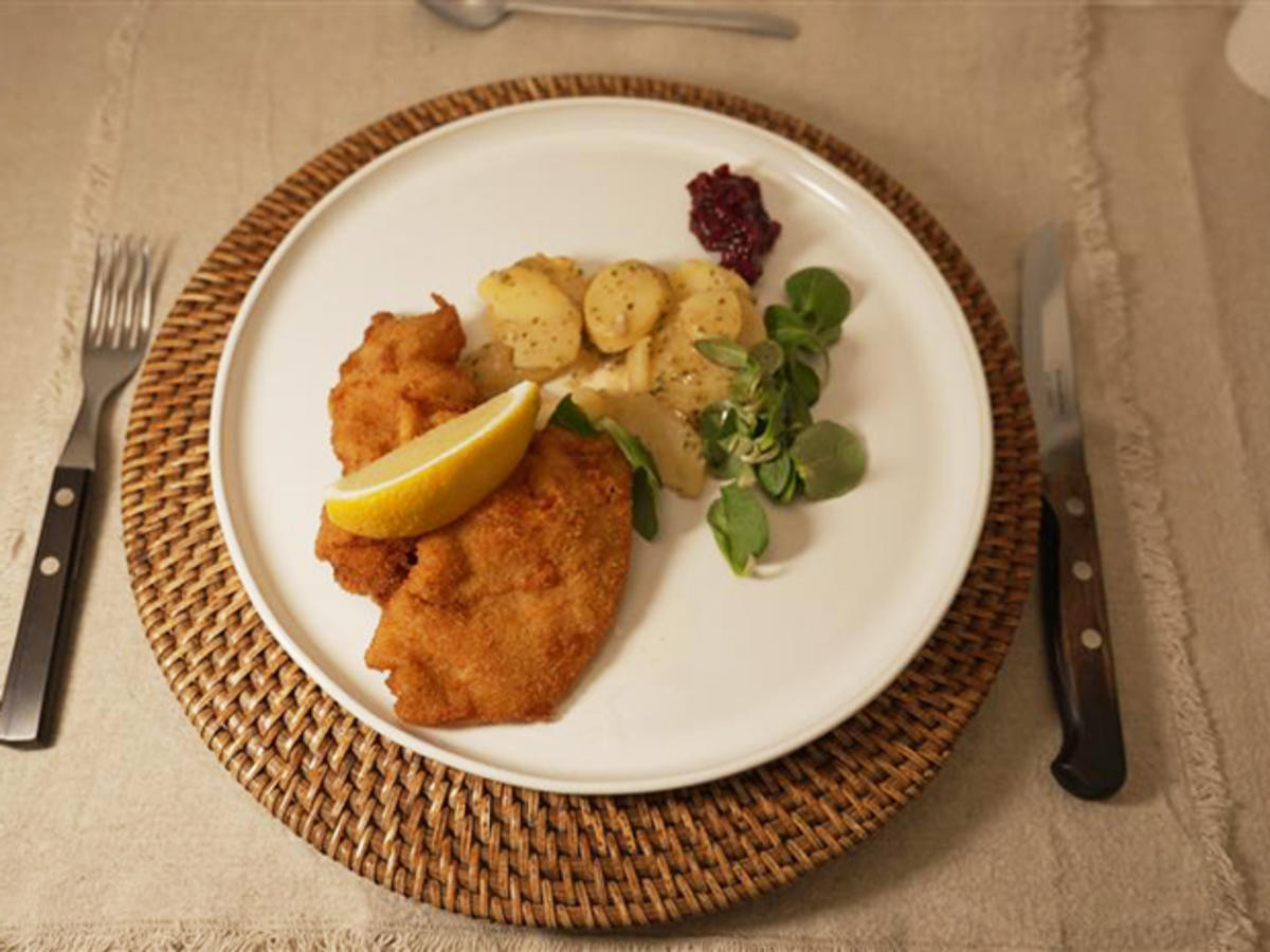 Schnitzel, Kartoffelsalat und Feldsalat