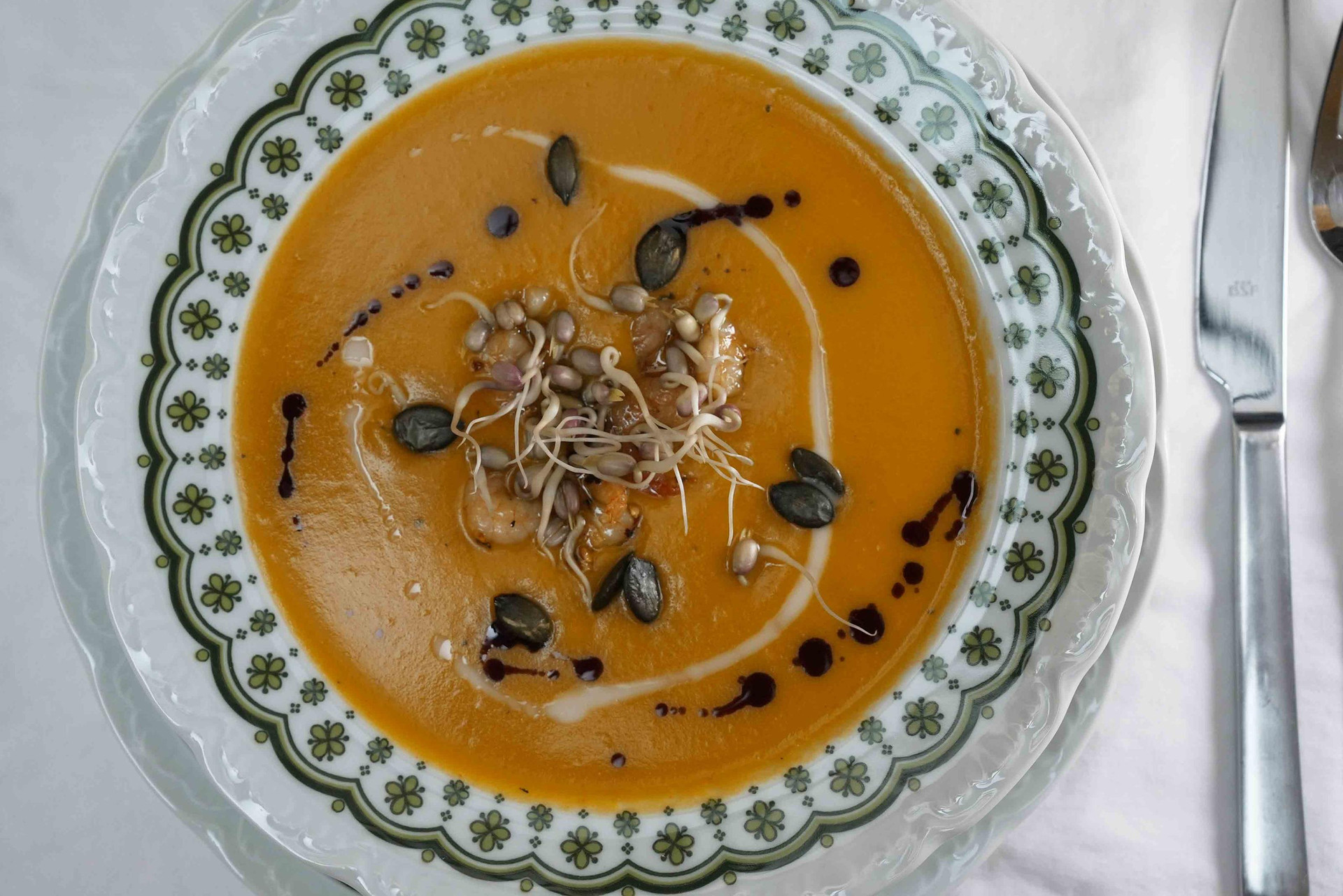 Kürbiscremesuppe mit gebratenen Garnelen und Mungobohnensprossen