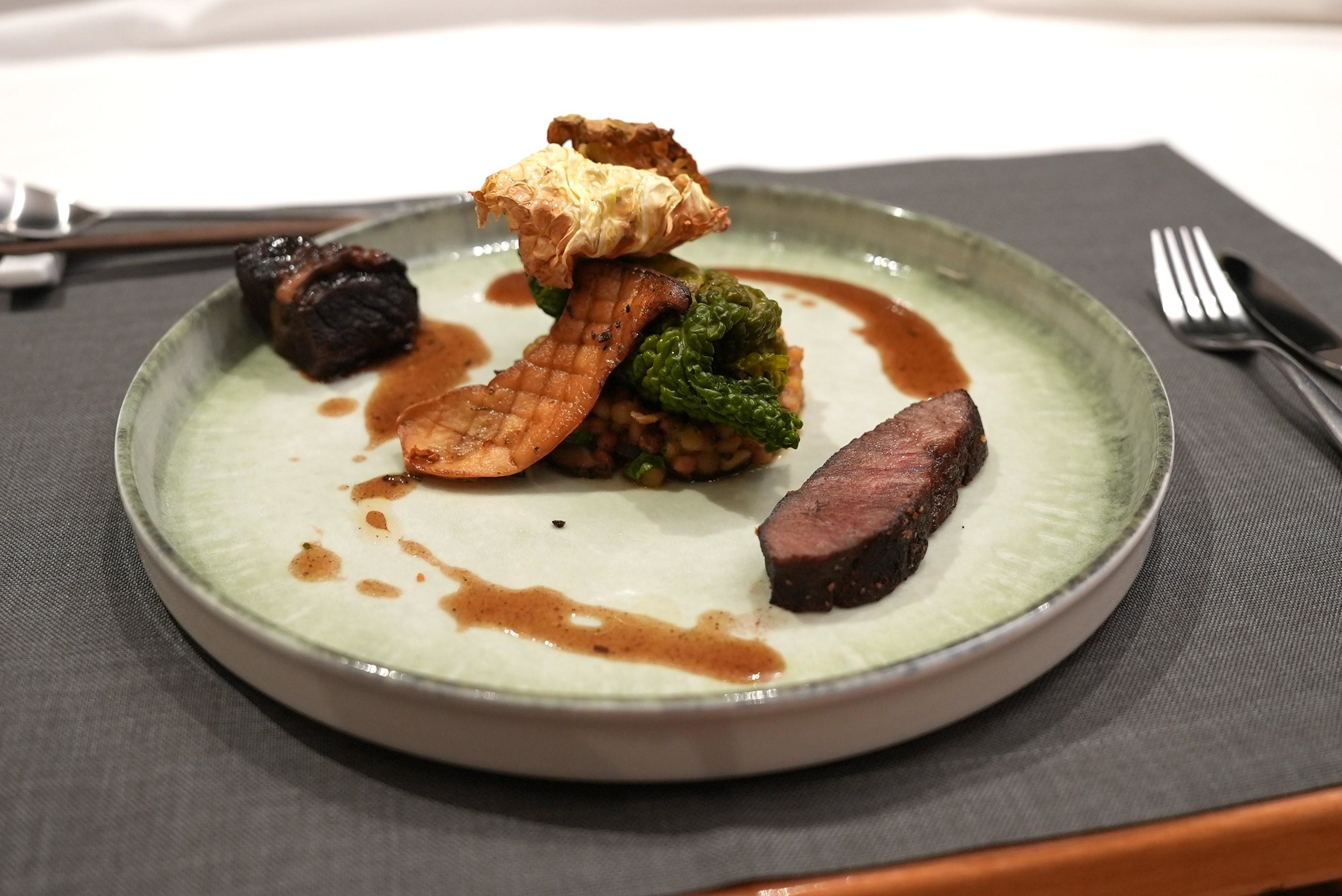 Wagyu Shortrib mit Pilzen und Wirsing