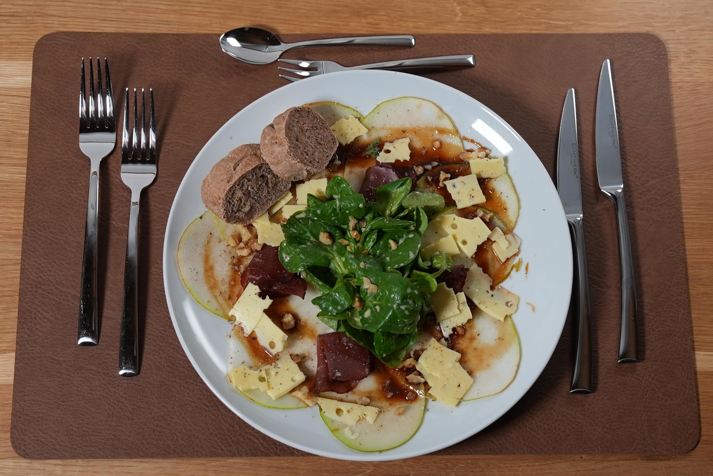 Birnen-Carpaccio mit Schinken, Bergkäse, Feldsalat, Walnüssen