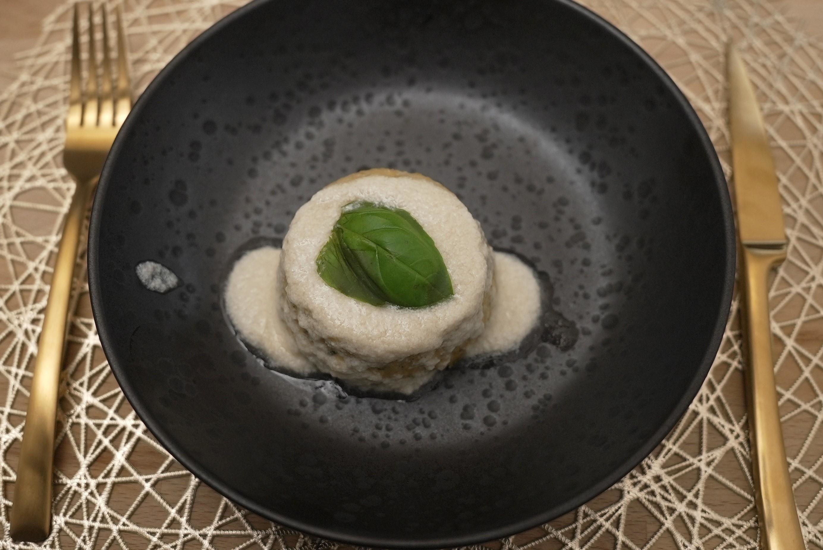 Feiner Gemüseflan umhüllt von einer seidigen Parmesancreme