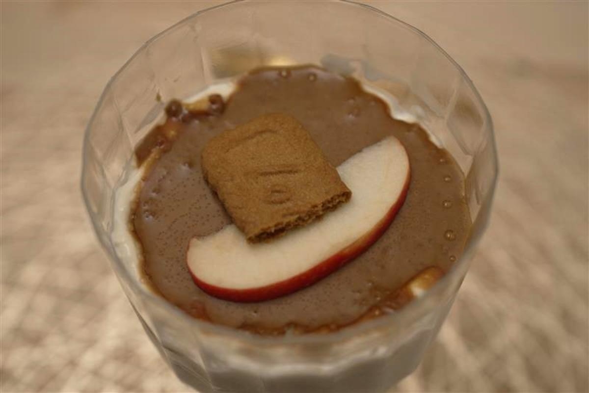 Tiramisu mit karamellisierten Äpfeln, knusprigen Karamellkeksen und Mascarpone-Creme