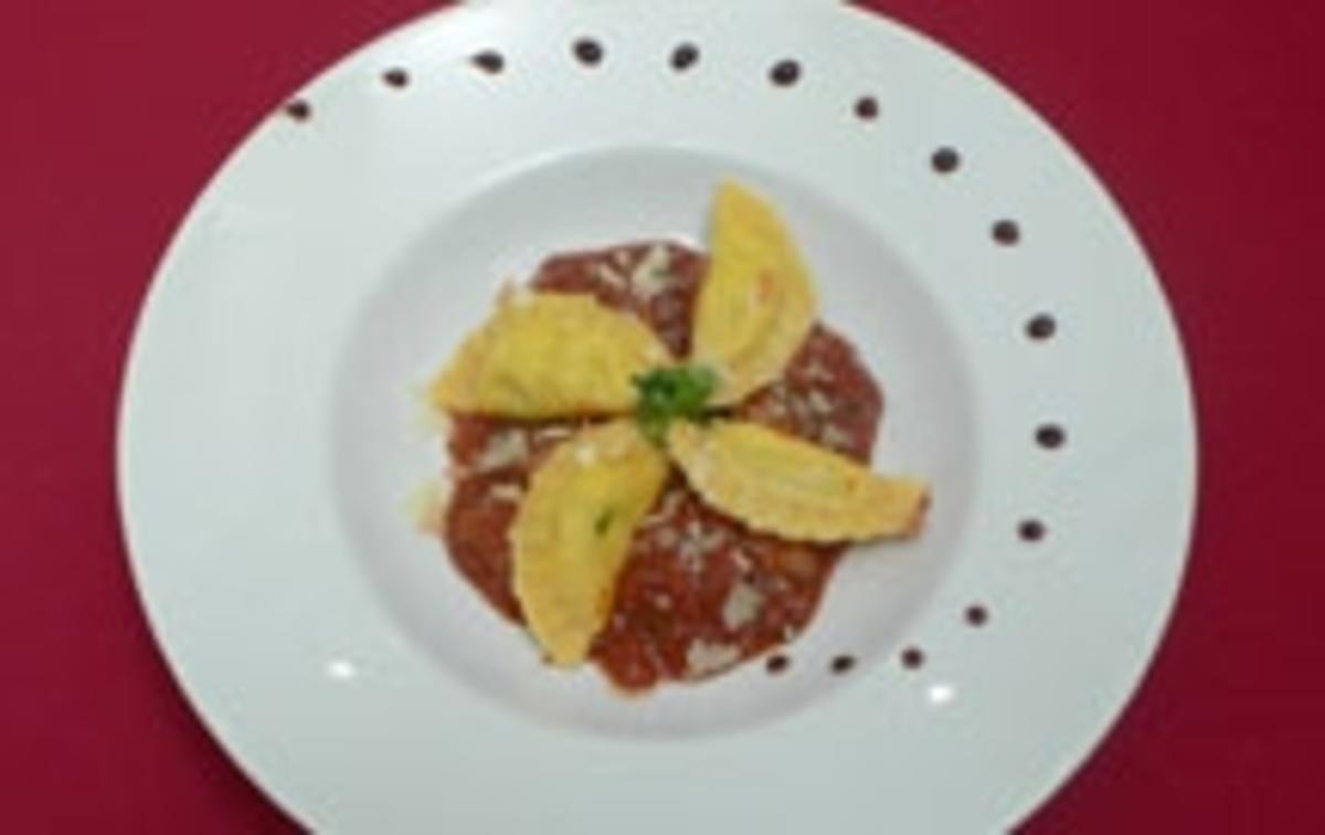 Selbst gemachte Pasta mit Tomaten-Auberginensoße und Salsiccia