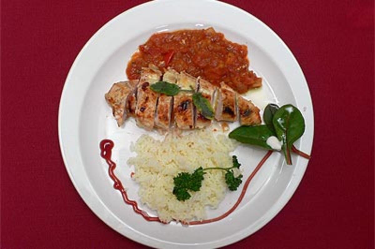 Hähnchenfilet mit Roqueforthaube und Zitronenreis