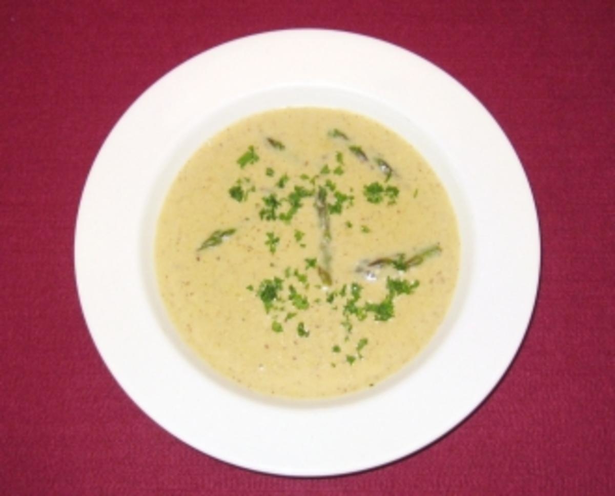 Spargelcremesuppe mit Spargelspitzen und Haselnuss