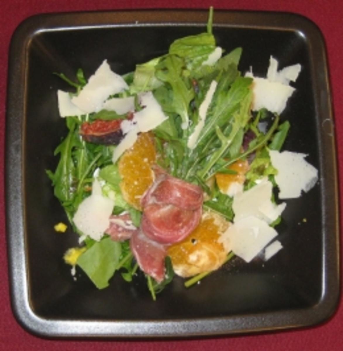 Salat mit Parmaschinken, Büffelmozzarella, Rucola, Minze und Dressing a la Isa