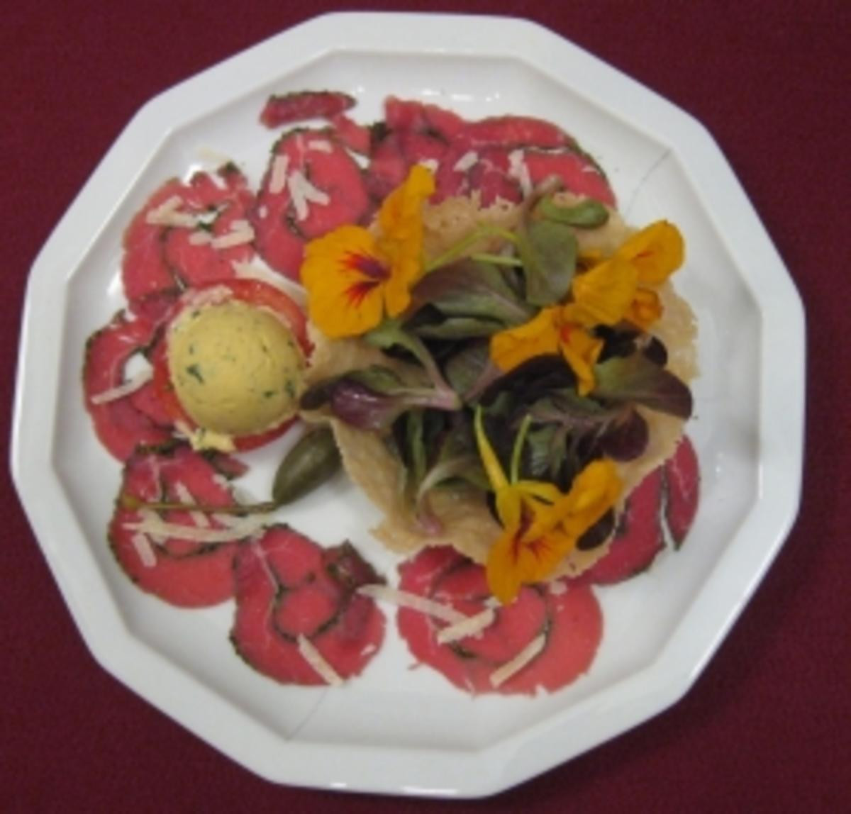 Gefüllte Rinderlende mit Salat und Senfeis