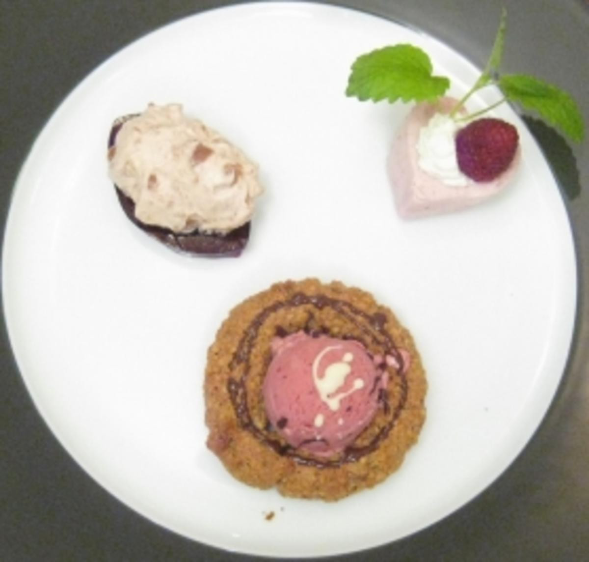 Gefrorenes von Waldbeeren im Lebkuchenring und Mousse auf Glühweinglibber