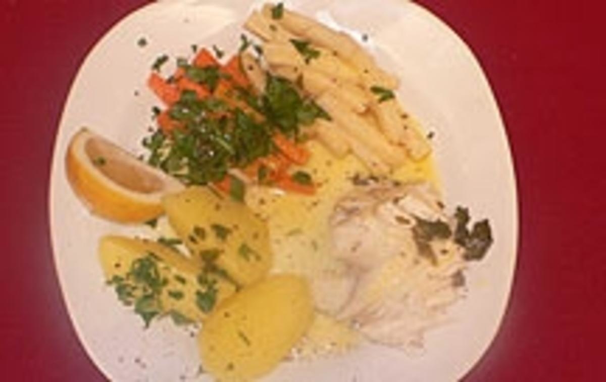 Kräuterhecht mit Butter-Salzkartoffeln und gestifteltem Gemüse