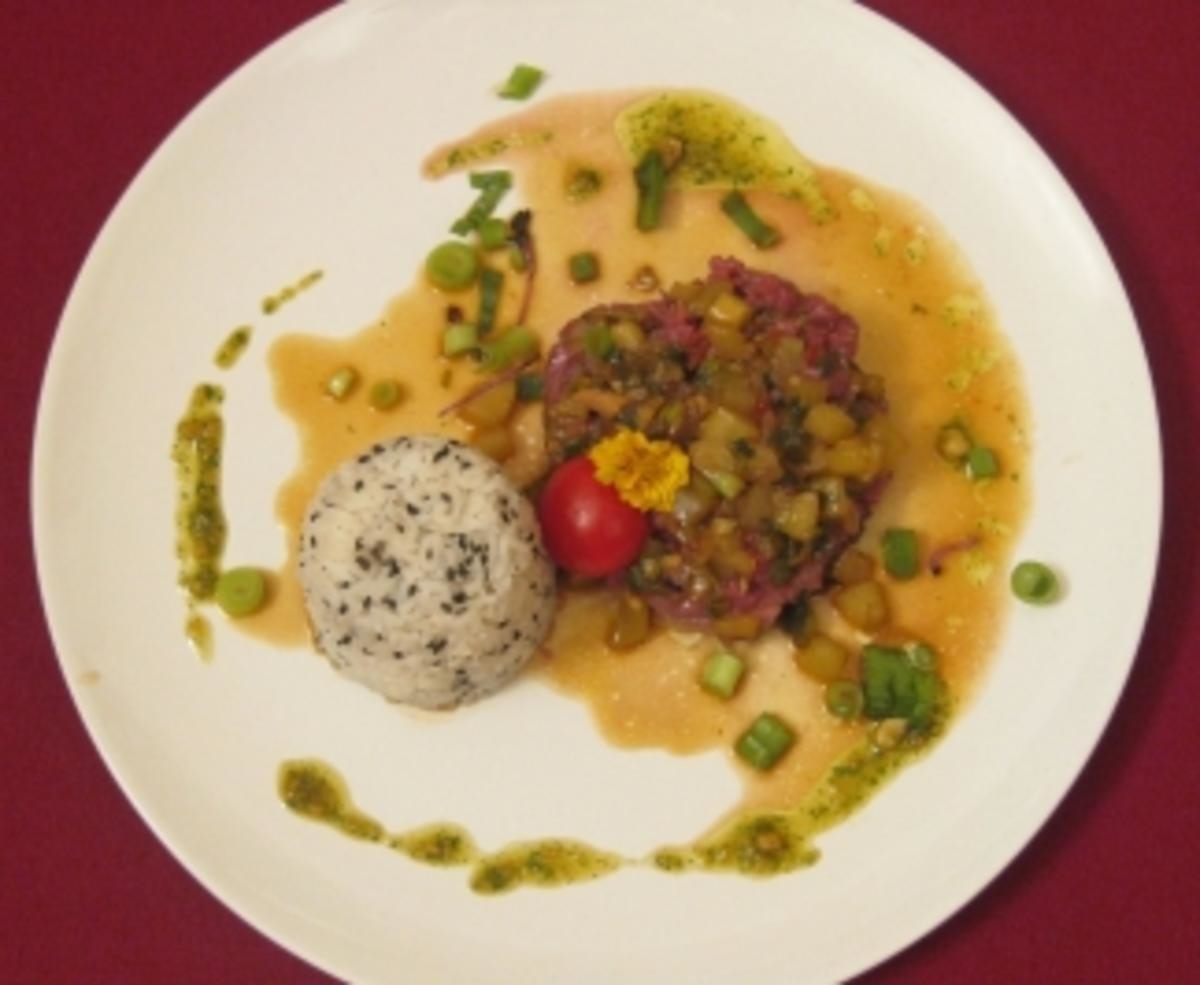 Tatar vom Rinderfilet, halb roh gebraten, mit asiatischer Gurkensoße und Duftreis