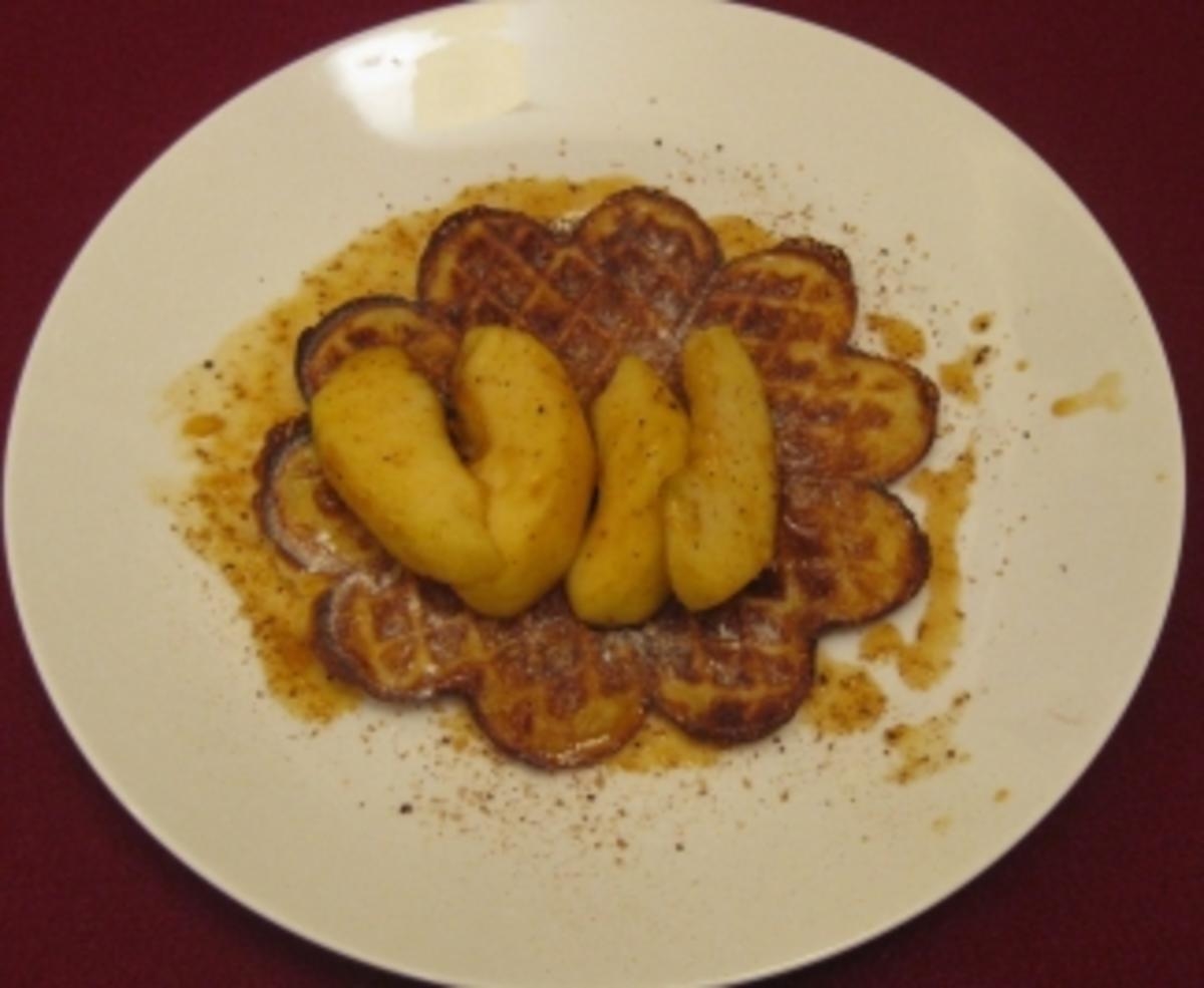 Kürbiswaffeln mit glasierten Apfelspalten