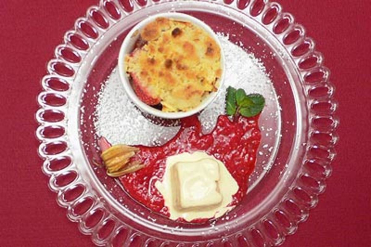 Fruit-Crumble mit Bourbon-Vanilleeiscreme