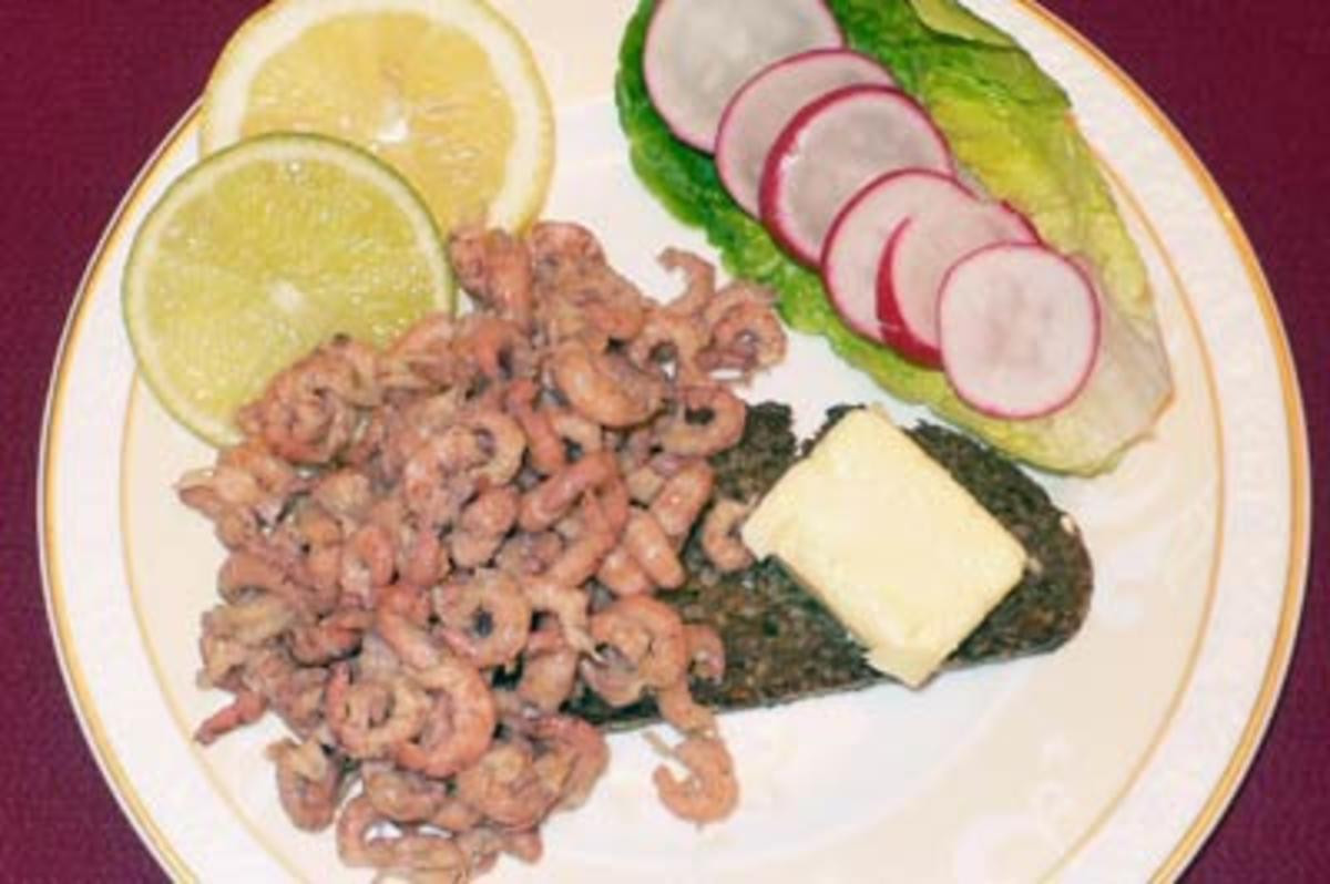 Nordseekrabben auf Schwarzbrot
