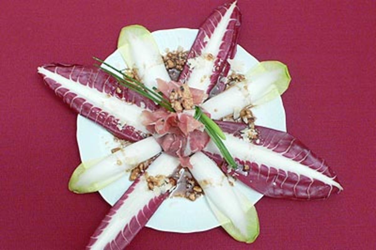 Gefüllte Prosciutto-Säckchen auf Salatbeet an Walnuss-Dressing