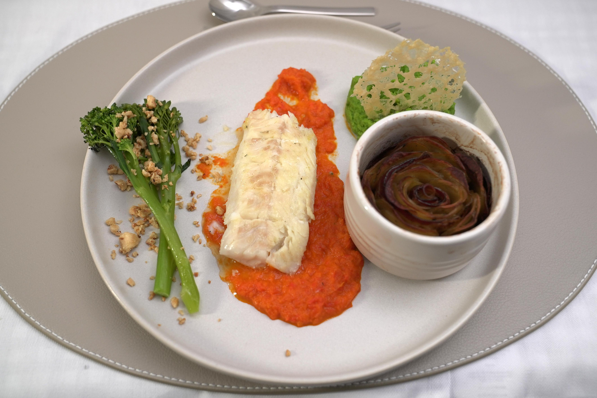 Zander auf Paprikaspiegel mit Erbsenpüree, Kartoffelrose, Parmesanchip und Wildbrokkoli