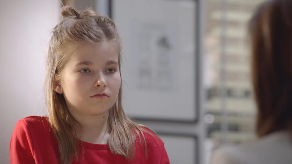 Sie steht zwischen den Stühlen: Johanna wird in den Kleinkrieg ihrer Eltern hineingezogen