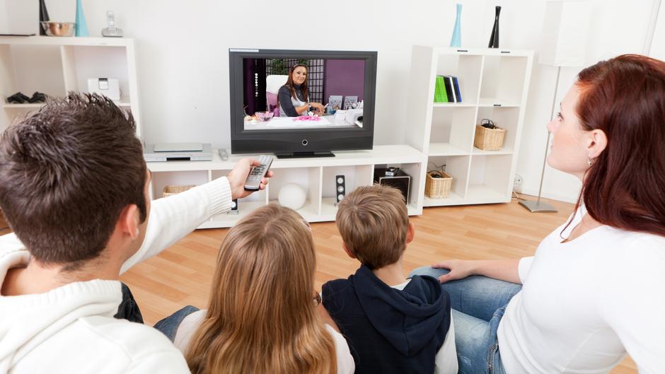 Wie Weit Vom Fernseher Weg Sitzen Sitzabstand zum Fernseher: Das ist die optimale Entfernung zwischen