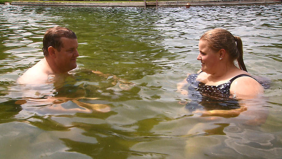 Conny: "Man merkt, da ist etwas": Klaus und Conny schwimmen in Romantik