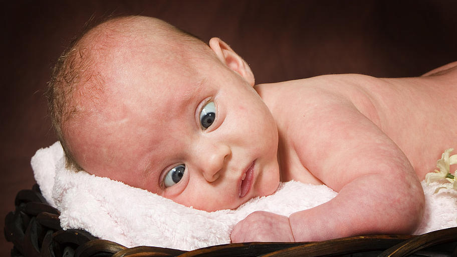 Почему косят новорожденные. Черноволосый голубоглазый новорожденный. Голубоглазый младенец в складочку. Голубоглазый новорожденный которому один день. У новорожденного ребенка косят глазки.