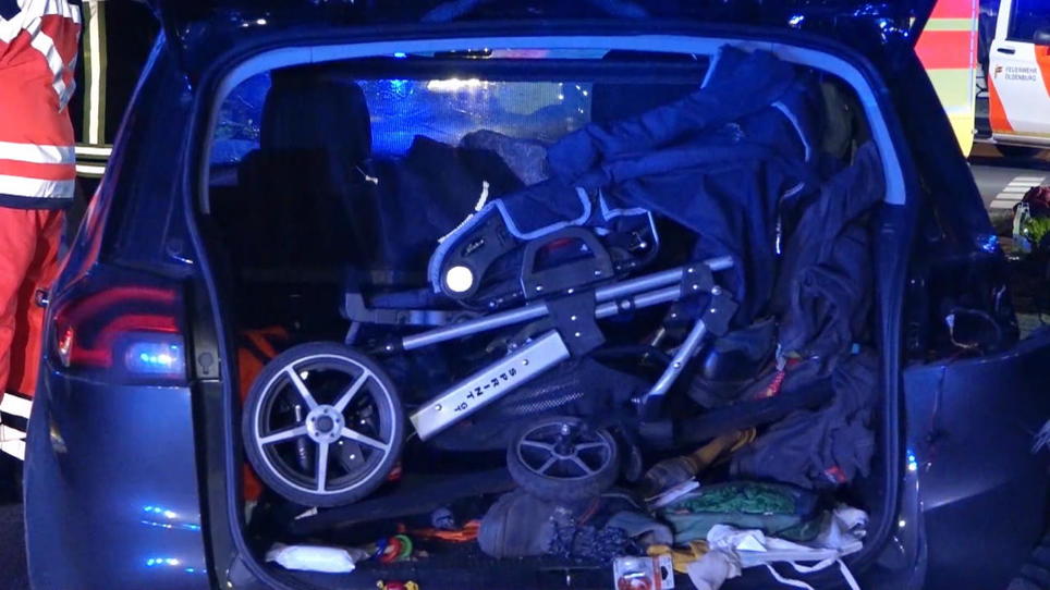 Heftiger Unfall bei Bad Zwischenahn Familienvan überschlägt sich nach