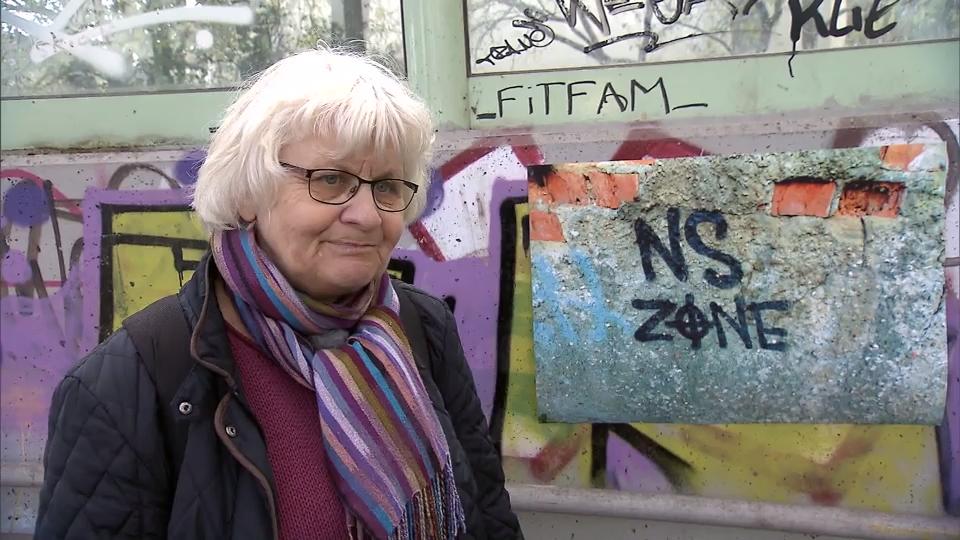Sie muss eine Strafe zahlen: Seniorin übersprüht Nazi ...