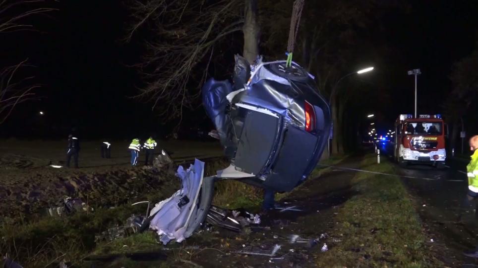 Horror Crash Im Emsland Lingen Auto In Zwei Hälften Zerteilt Rtlde