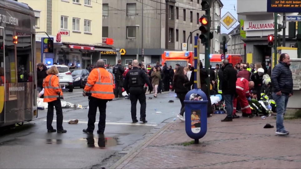 Zwölf Verletzte, Mehrere Davon Schwer: Essen: Seniorin Fährt An ...