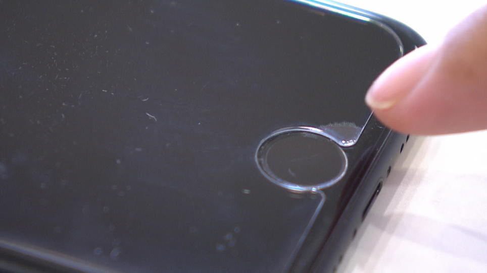 Luftblasen unter der Handy Folie rausziehen RTL.de
