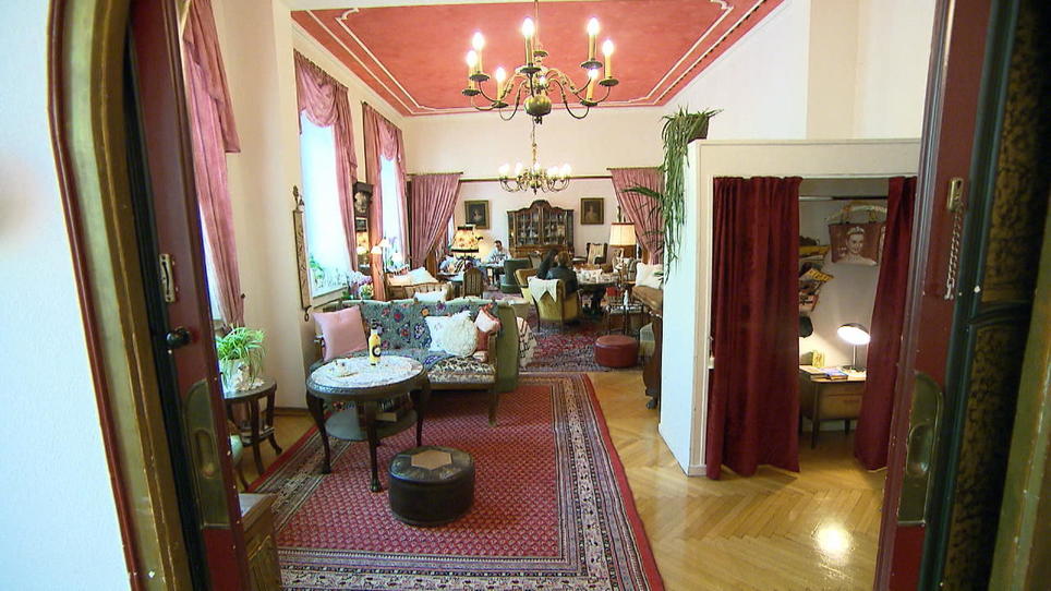 Häkeldecken, alte Möbel und Kitsch Uriges Hotel in Köln