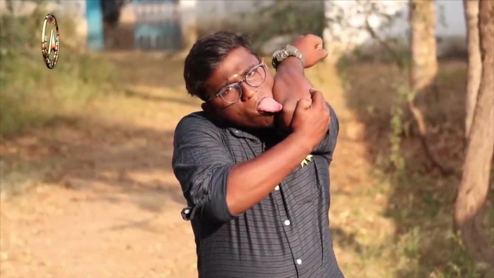 Ellbogen lecken? Kein Problem! Praveen hat