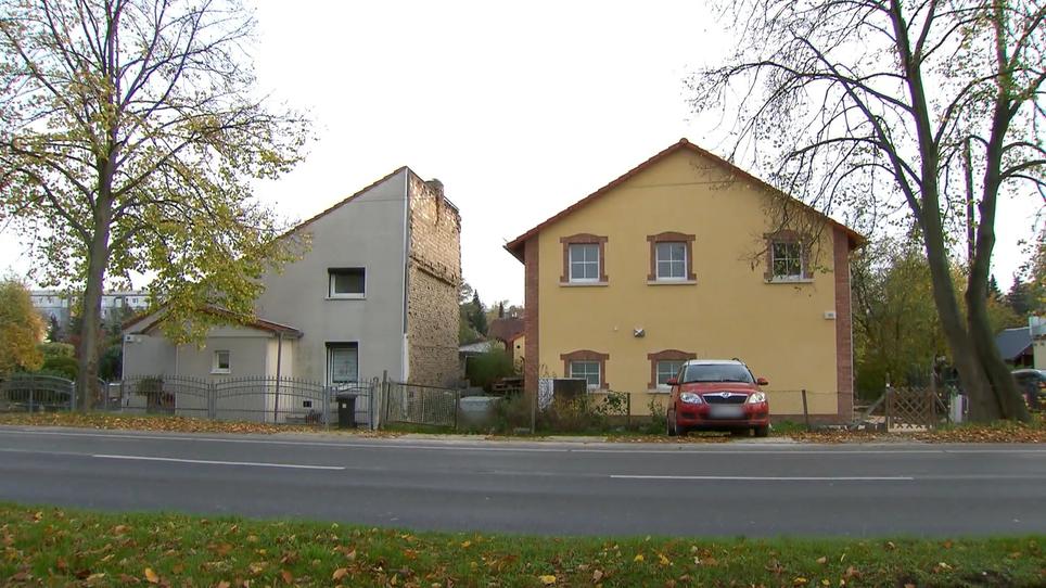 Doppelhaus ohne Hälfte Bewohnerin verzweifelt Nachbar sägt Haus in