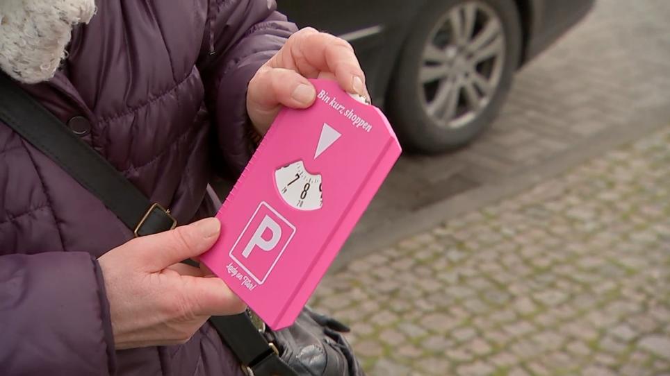 Elke parkt mit pink: Falsche Parkscheibe kostet 20 Euro Strafe