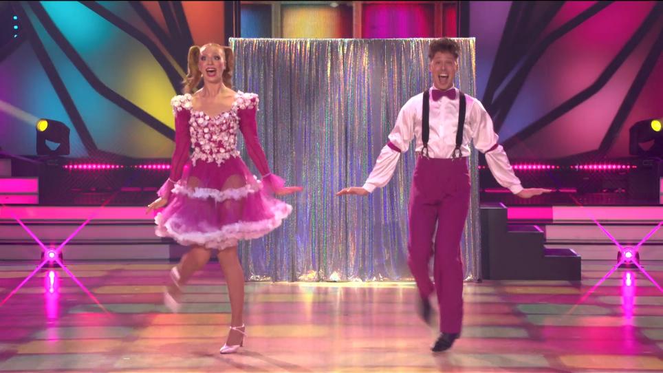 Puppet on a String Anna Ermakova tanzt den Charleston mit viel