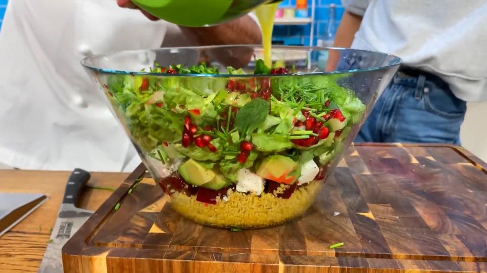Hensslers schnelle Nummer: Bunter Schichtsalat mit Couscous ...