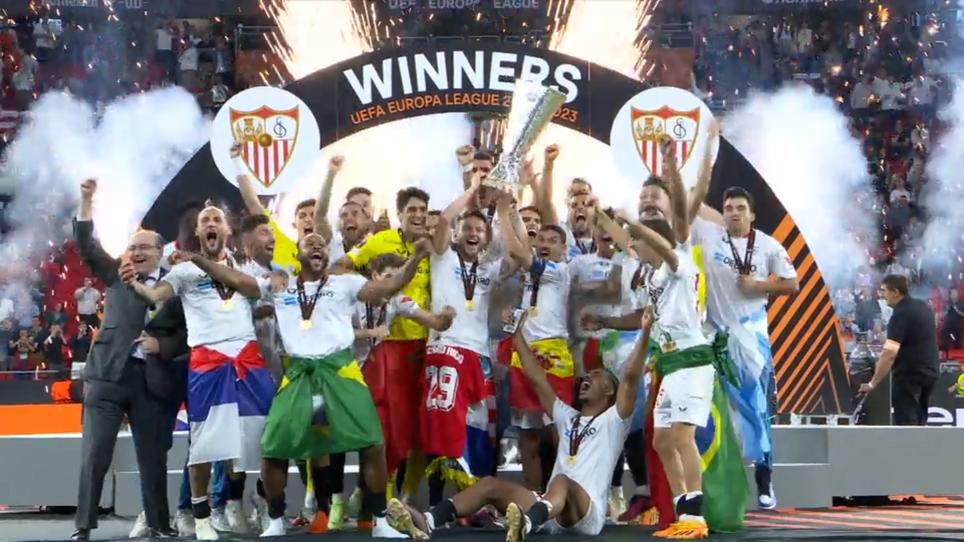 Fußball: Airline fliegt FC Sevilla und streicht Flug für Passagiere - DER  SPIEGEL