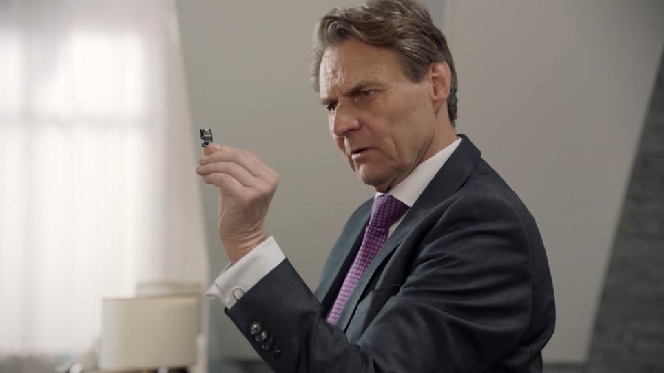 GZSZ-Folge 7805 vom 11. Juli 2023: Jo Gerner entdeckt eine Wanze