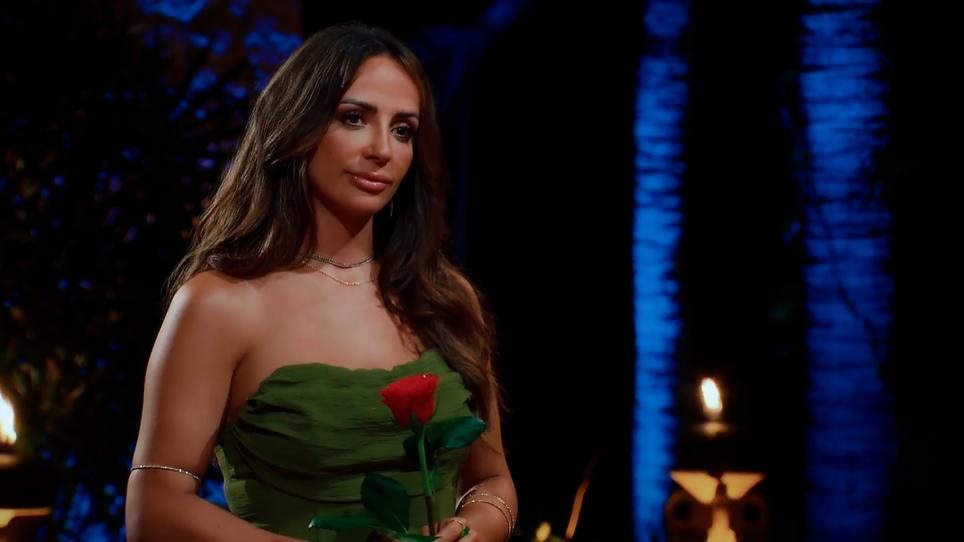 In der fünften "Nacht der Rosen" Bachelorette Jennifer Saro schickt