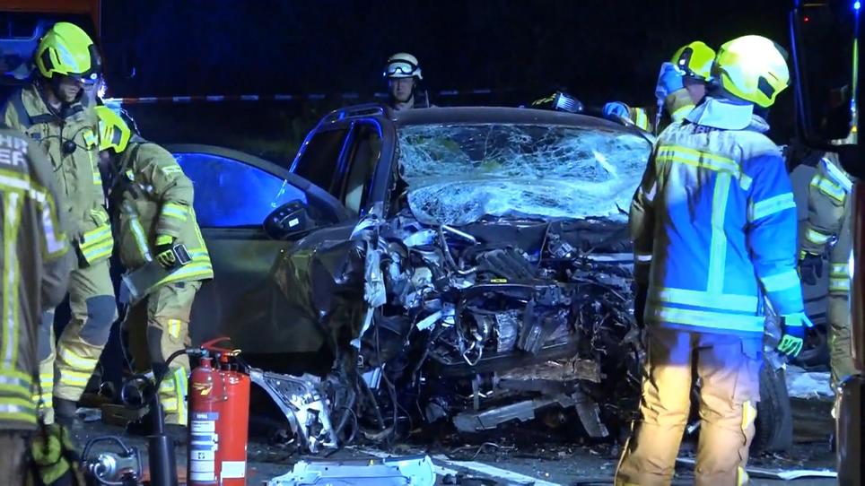 Autos Krachen Ineianander T Dllicher Unfall In Garbsen Drei Menschen