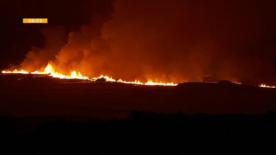 Lava Erleuchtet Den Himmel Glutrot!: Vulkan Bei Grindavík Spuckt Feuer ...